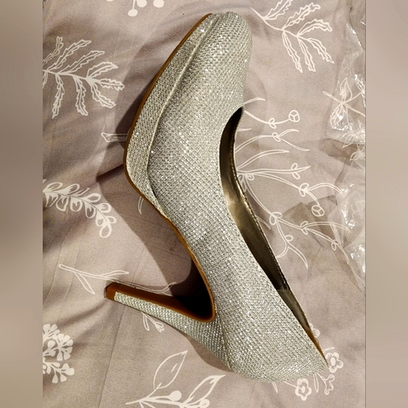 Beautiful Worthington silver sparkly heel - Picture 2 of 11